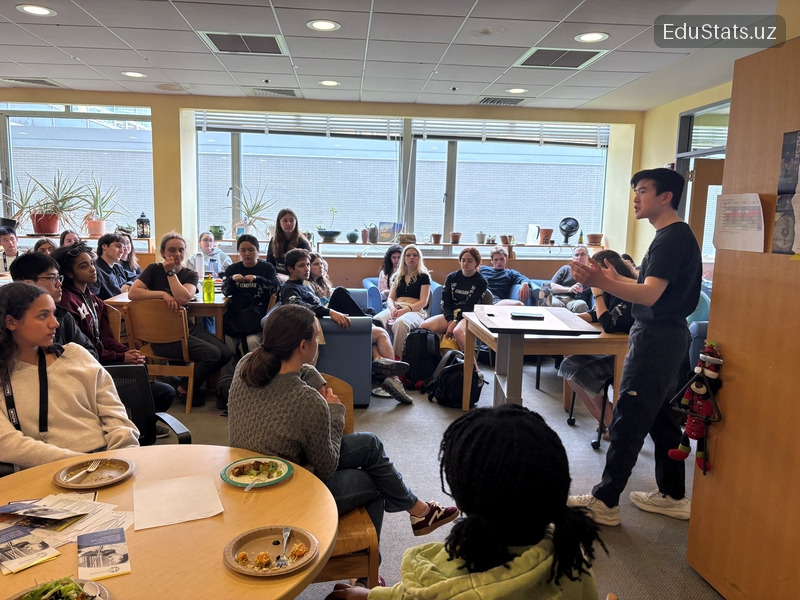 During the Friday advising seminars, students gather over lunch to talk about the week’s readings or hold debates. Here, a student shares his thoughts on whether social media is a threat to democracy.